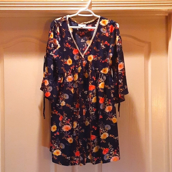 Umgee Dresses & Skirts - Umgee flowy dress in beautiful navy floral pattern (size S)